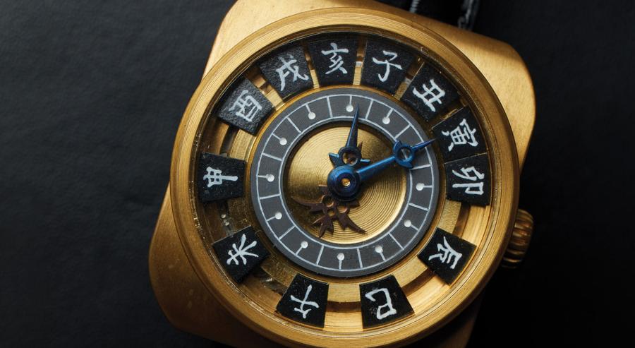 استلهمت ساعة Masahiro Kikuno Wadokei (ساعة مُؤقِّتة)، التي يبلغ سعرها 126,000 دولار، من ساعة يابانية قديمة كانت تُحصي الساعات استنادًا إلى مواقيت الفجر والغسق المتغيرة بتغير المواسم. تتعدل آلية الحركة وفقًا لخطوط العرض بما يضمن دقة التوقيت.