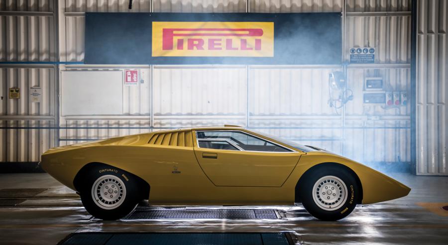 ابتكر تصميم السيارة الأصلية مارسيلو غانديني، فيما اهتم باولو ستانزيني وفريقه بالجانب الهندسي منها.