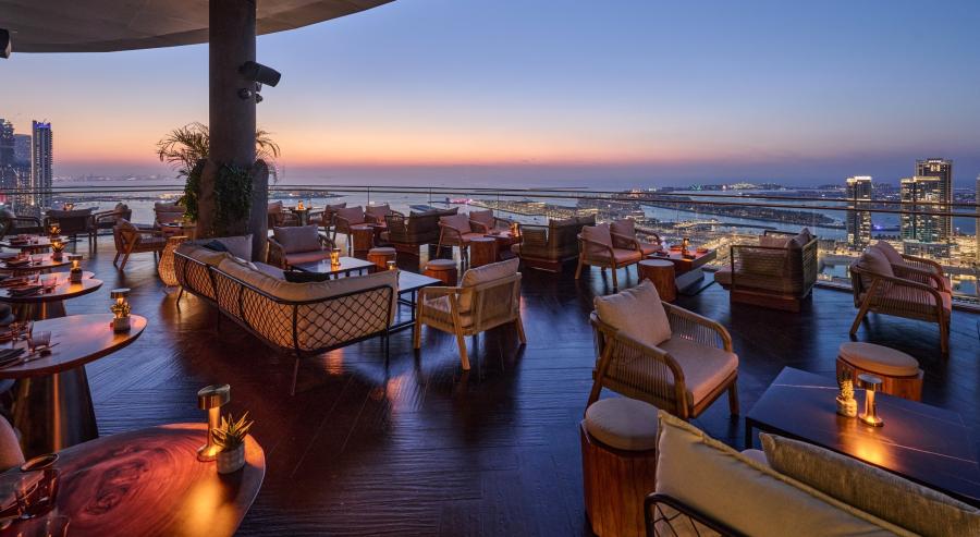 يحتكر مطعم أتيكو دبي موقعًا متفردًا فوق سطح فندق دبليو مينا السياحي. 