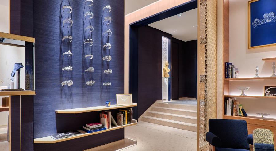 تُستعرض على امتداد أحد الجدران تيجان ألماسية تستحضر إرثًا من التفوق في ابتكار التصاميم الباذخة للأسر الملكية والعائلات الأرستقراطية.
