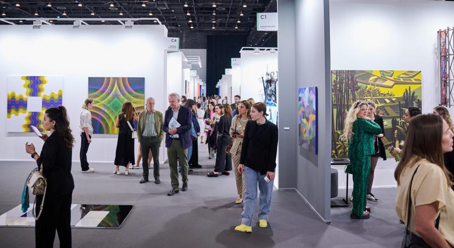 أكثر من 130 صالة فنية من أكثر من 40 دولة شاركت في الدورة السادسة عشرة من معرض آرت دبي.
