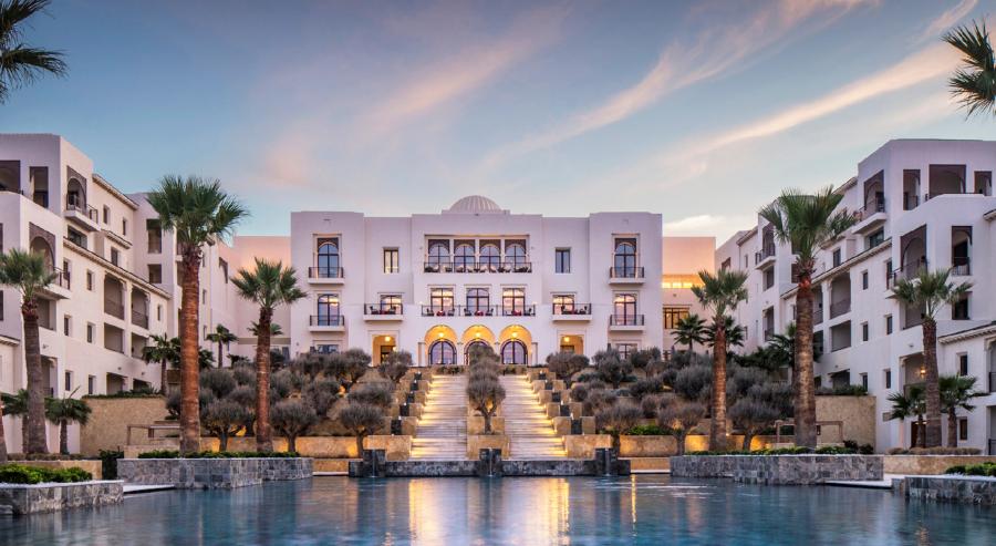 يزهو الفندق من موقعه في قلب منطقة قمرت بعمارة عربية الطراز، وتتوزع فسحات الإقامة فيه على 168 غرفة و35 جناحًا.