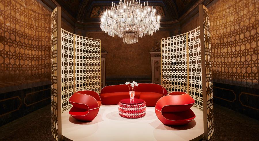 أريكة ومقعدان من طراز Binda ضمن مجموعة Objets Nomades التي استعرضتها لويس فويتون في أسبوع ميلانو للتصميم.