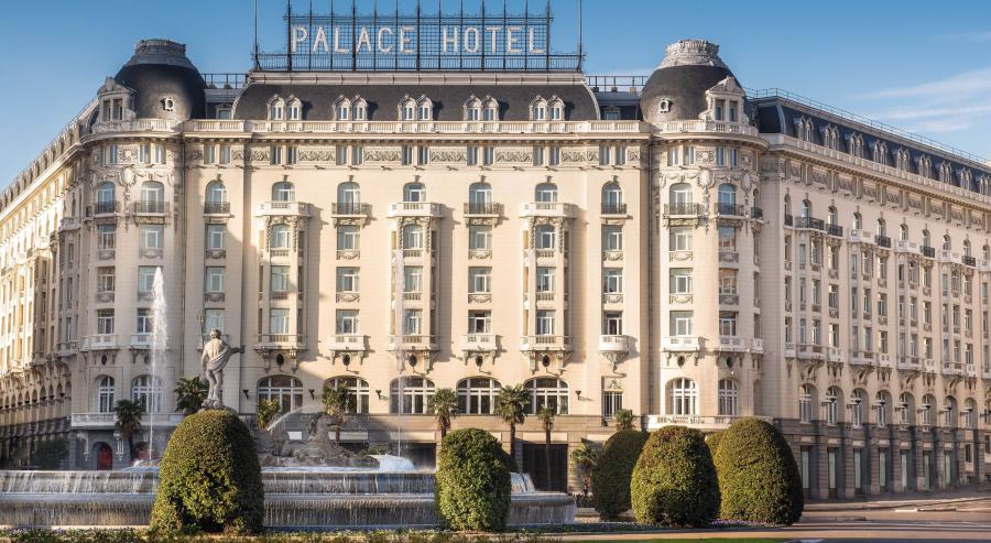 يقع الفندق في حي سينترو بمدريد، وقد شكل منذ افتتاحه في عام 1912 جزءًا لا يتجزأ من النسيج الفني والفكري للمدينة.