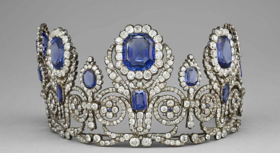 حادثة سطو اللوفر تُعيد بريق جواهر التاج الفرنسي إلى الواجهة