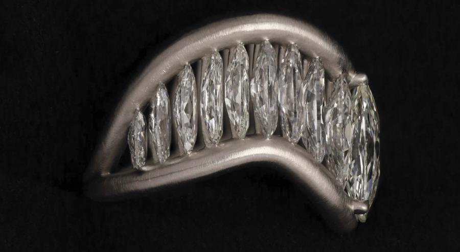 ألماسة بالقطع الوسادي تحيط بها 30 ألماسة بقطع Moval مثبّتة في زاوية 90 درجة.