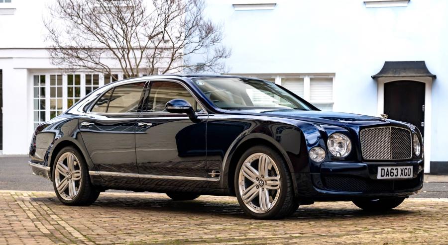 فرصة نادرة لهواة الفخامة.. بنتلي مولسان الملكية في طريقها إلى قاعات المزاد