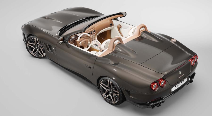 بقي تصميم مقصورة Veloce 12 مطابقًا لتصميم 550 مارانيللو، ولكنها تدثرت بكسوة جلدية أعلى جودة.