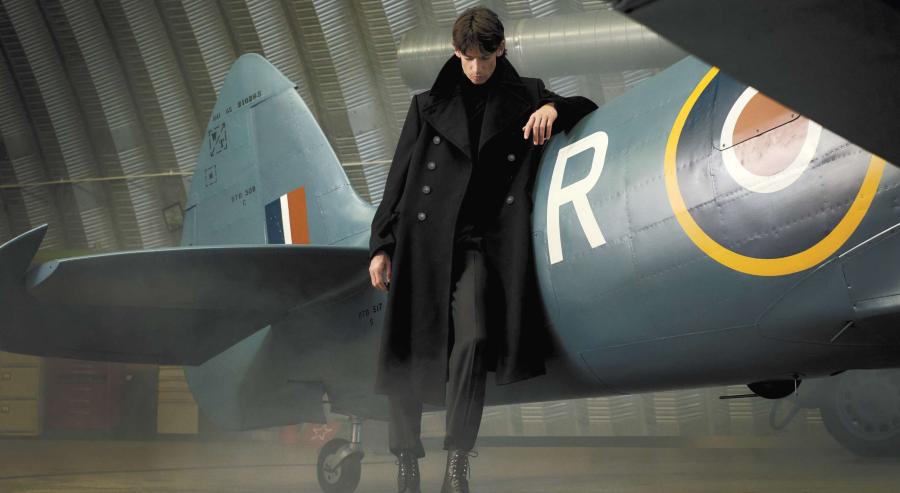 تكرّم حملة الدار لأزياء الخريف سلاح الجو الملكي البريطاني.