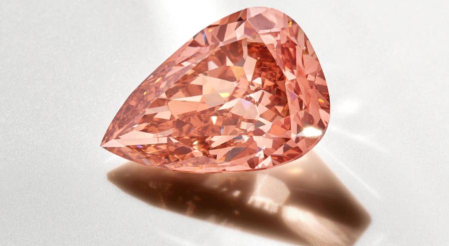 دار سوذبيز تضيء أبوظبي بألماسة "وردة الصحراء" الفريدة ضمن مزاد استثنائي