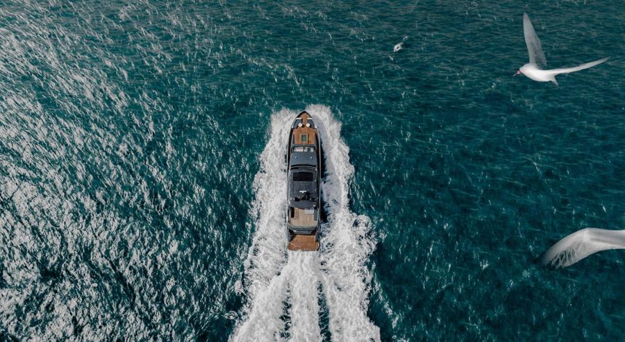 أليغرو من SuperTomato Design.. يخت بطول 30 مترًا يرتقي بفكرة القصر العائم على الماء