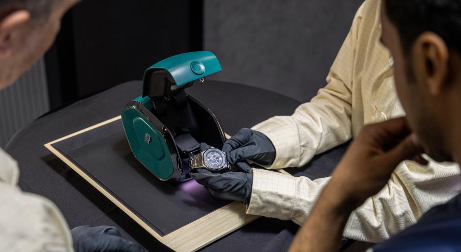 أوديمار بيغيه تتعاون مع مؤسسة دبي للمستقبل على تطوير صندوق ذكي قادر على ضبط ساعات Royal Oak Perpetual Calendar 41mm