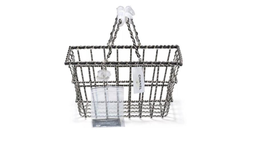 مزاد كريستيز 2025 يختتم العام برقم قياسي.. أغلى حقيبة شانيل تُباع في مزاد علني عبر الإنترنت