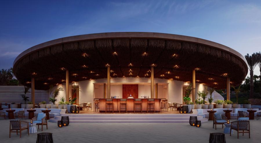 في مطعم Jiwa Beach Club، تتحوّل التجربة إلى احتفاء بروح بالي الذي تكرّسه أطباق مبتكرة مستوحاة من مطابخ جنوب شرق آسيا.