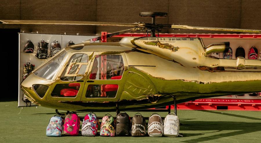 طائرة مروحية ذهبية ومجسمات مستقبلية تخطف الأنظار في معرض دبي للطيران