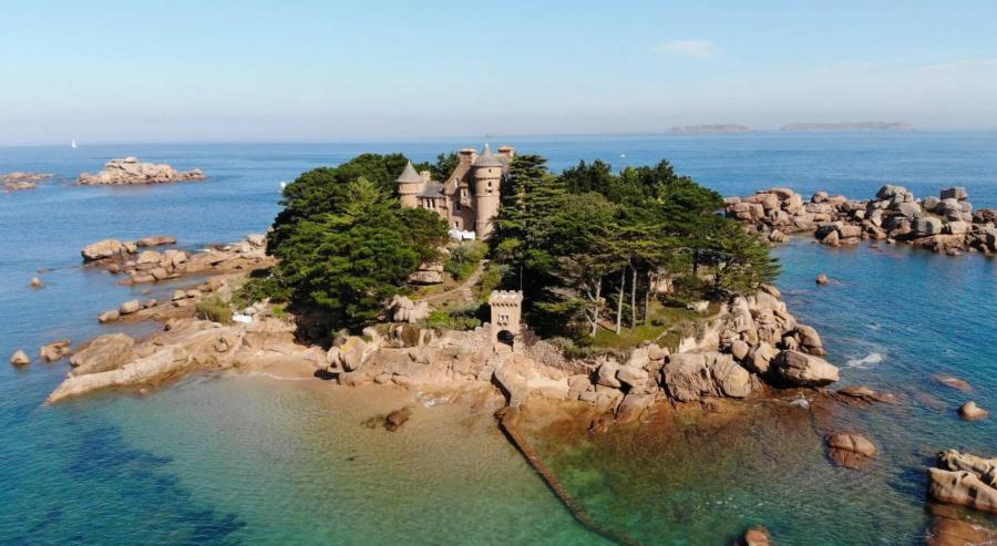 قلعة من القرن التاسع عشر تعود للواجهة.. جزيرة خاصة في بريتاني تُطرح للبيع مقابل 11 مليون دولار